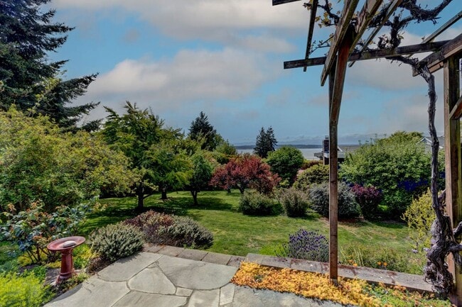 Building Photo - 3Bd/2.75Ba Shoreline House