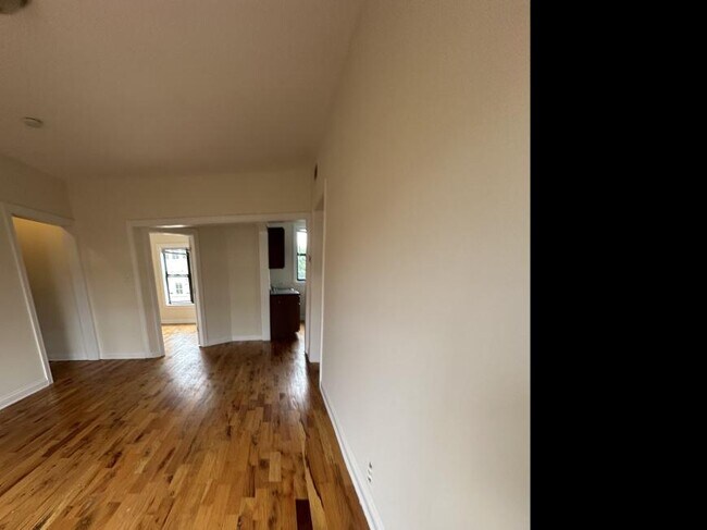 Building Photo - 3 bedroom in Chicago IL 60613