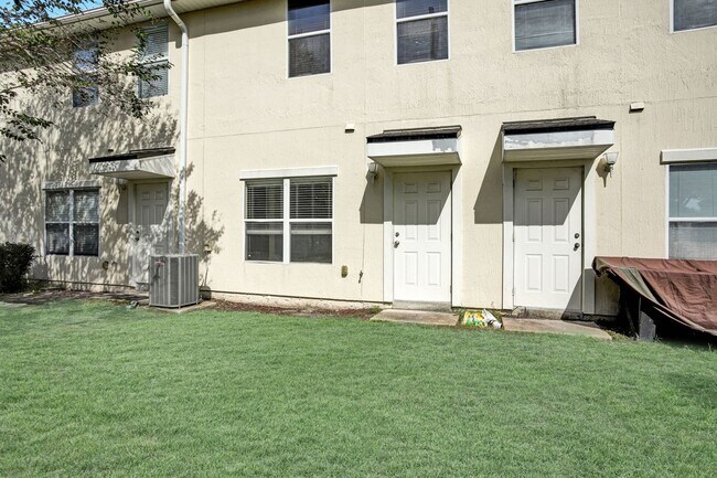 Building Photo - 2 bedroom/ 2.5 bathroom in gated St Johns ...