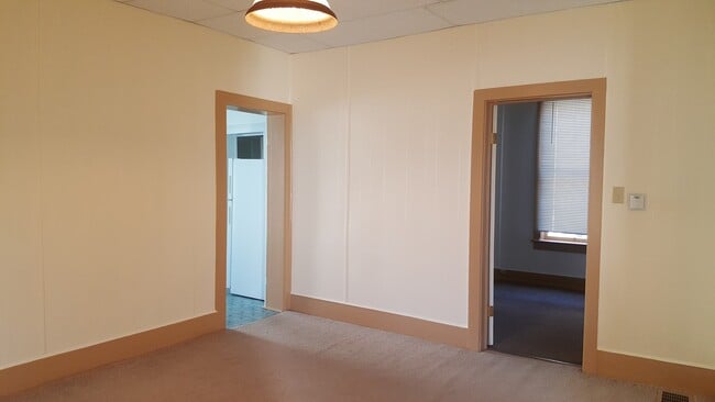 Building Photo - 2 bedroom 1 bath home