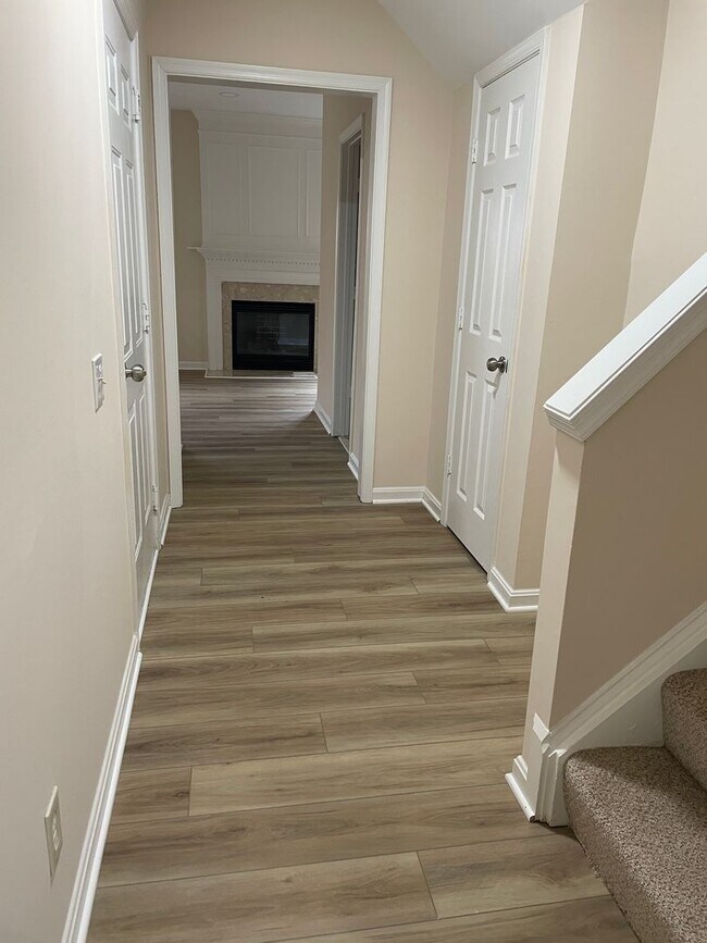 Building Photo - Elegant And Spacious 3 Bed 3.5 Bath Townhome In Vibrant Loudon Parkway Center