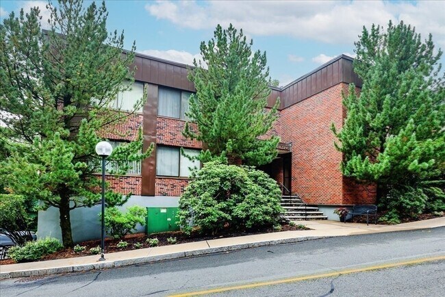 Building Photo - 1002 Paradise Rd