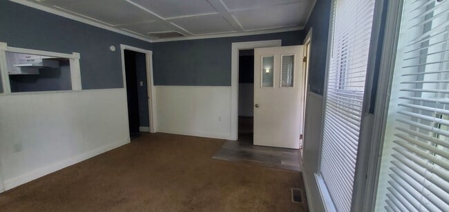 Building Photo - Cozy 2-Bedroom on quiet street