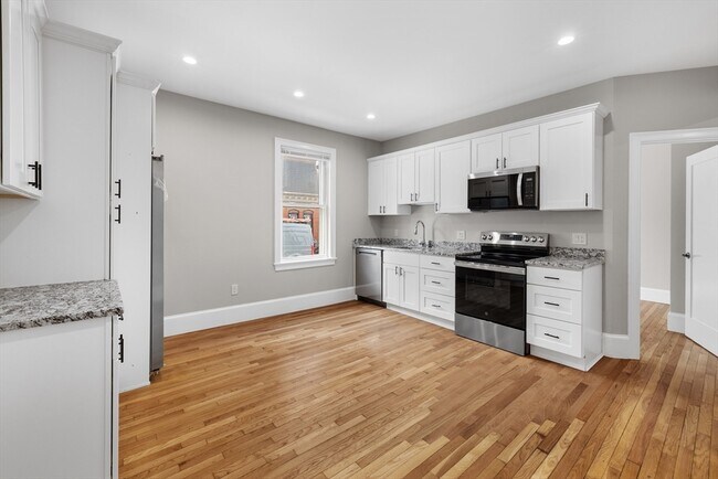 Building Photo - 921-923-923 E Broadway