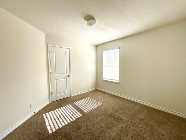 Building Photo - *MOVE IN SPECIAL* Stunning 4/2 Home With Access To Pool, Trails & 24-Hour Fitness Center!