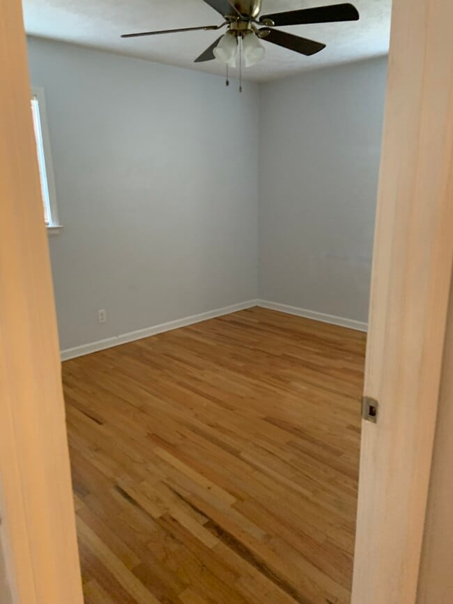 Building Photo - 302 W Robinson Ave