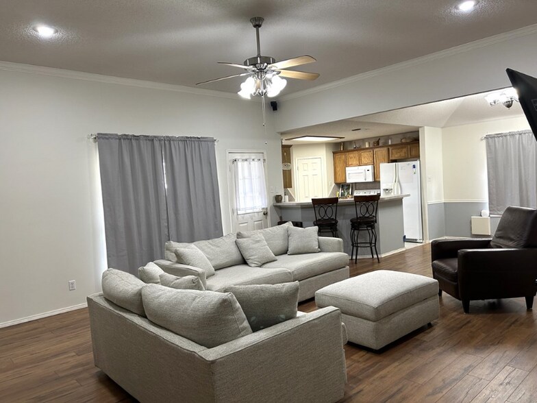Building Photo - 3570 Grandview Dr