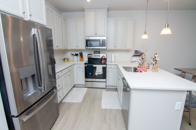 Building Photo - Beautiful, new build in quiet neighborhood