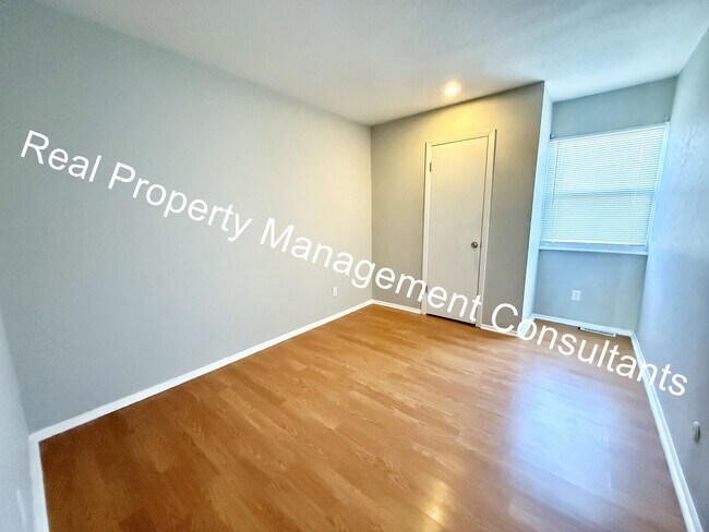 Building Photo - Updated 3-Bedroom Townhome Live Deposit Free with Obligo