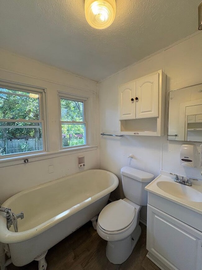 Building Photo - Four bedroom two bathroom home for rent