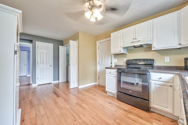 kitchen - 490 Shawnee Rd