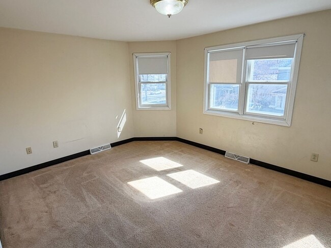 Building Photo - 3-Bedroom, 1-Bath Home with Off-Street Parking