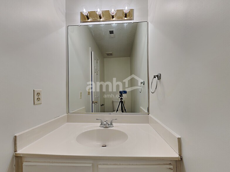 Building Photo - 29 Park Village Ln