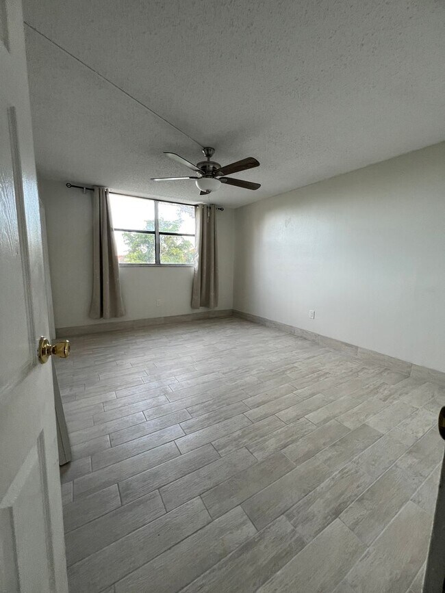 Building Photo - Great unit with pool view, pretty tile flooring.