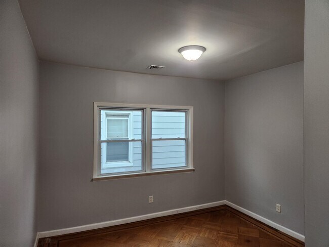 Building Photo - 57 Condict St