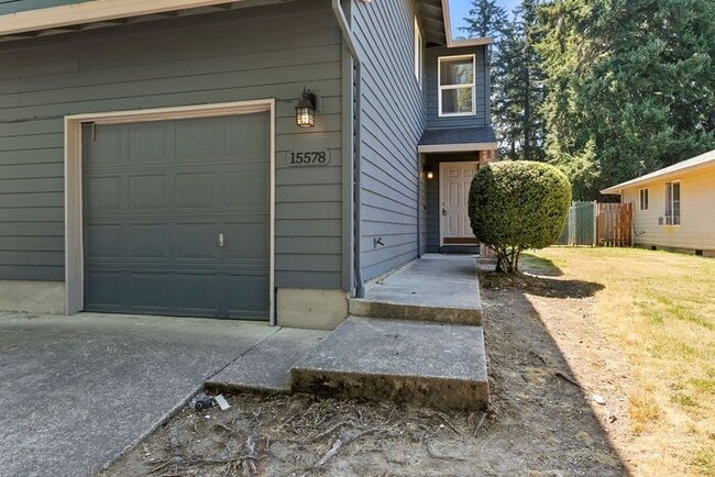 Building Photo - 3 bedroom townhouse with Garage!! Wont las...