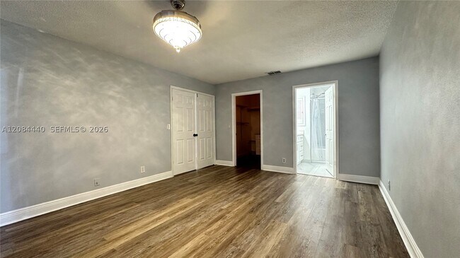 Building Photo - 566 SW 20th Ct