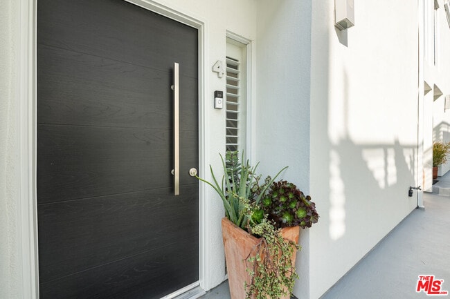 Building Photo - 843 17th St