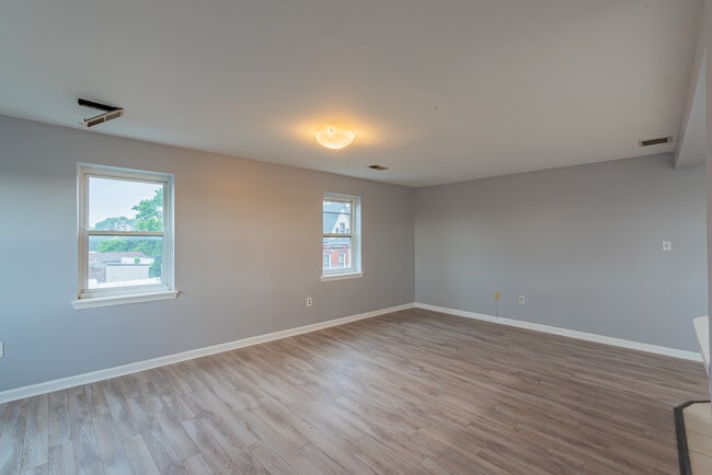 Building Photo - 104 N Graham