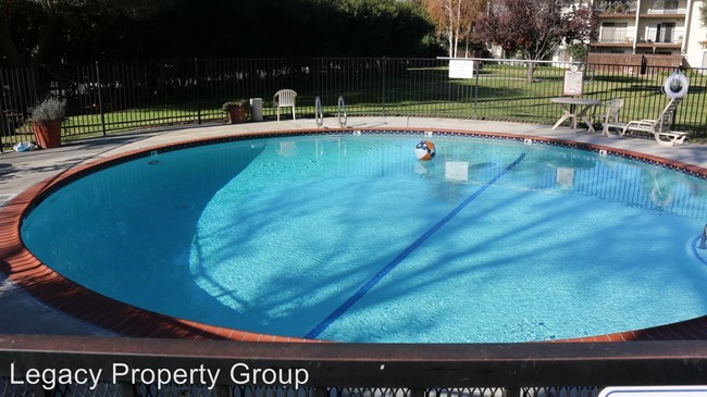 Hot tub - 1720 Halford Ave