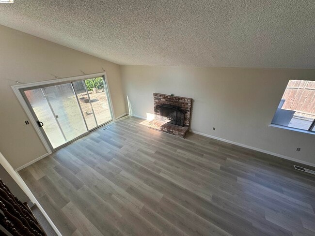 Building Photo - 912 Coyote Ct