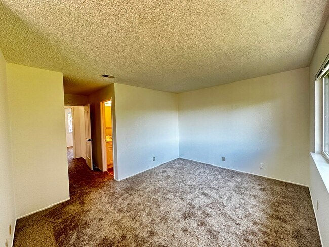 Building Photo - Bridgeview top floor condo with tree top w...