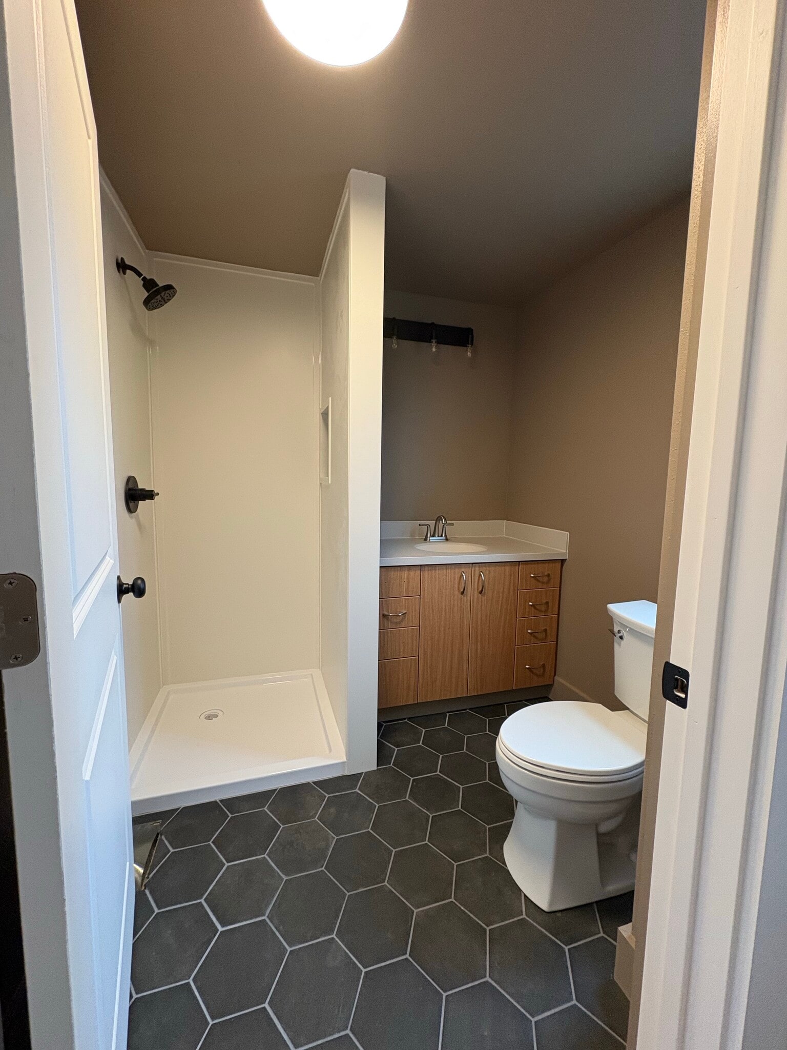 1st floor full bath - 1315A E Seeley St