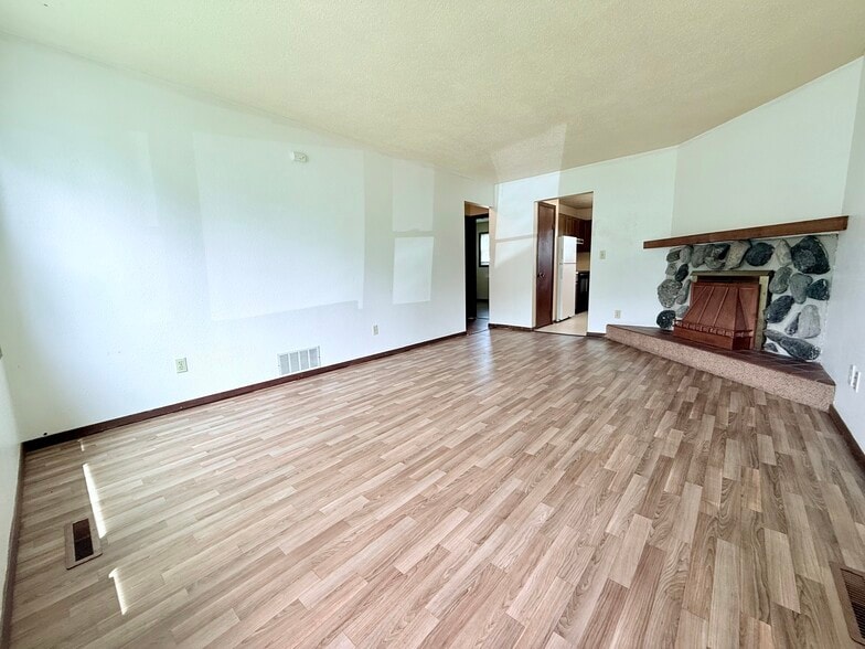 Building Photo - 206 E Elm St