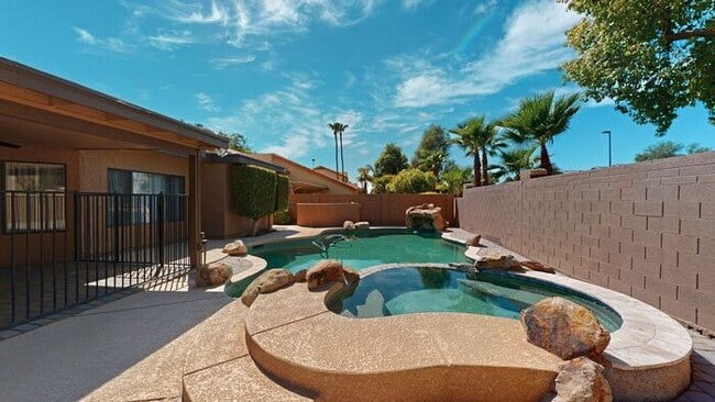Building Photo - Very nice single level home