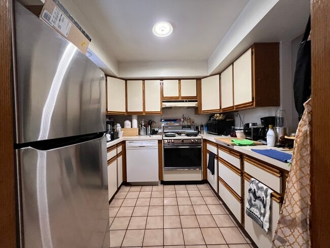 Building Photo - 509 E Lake Ave