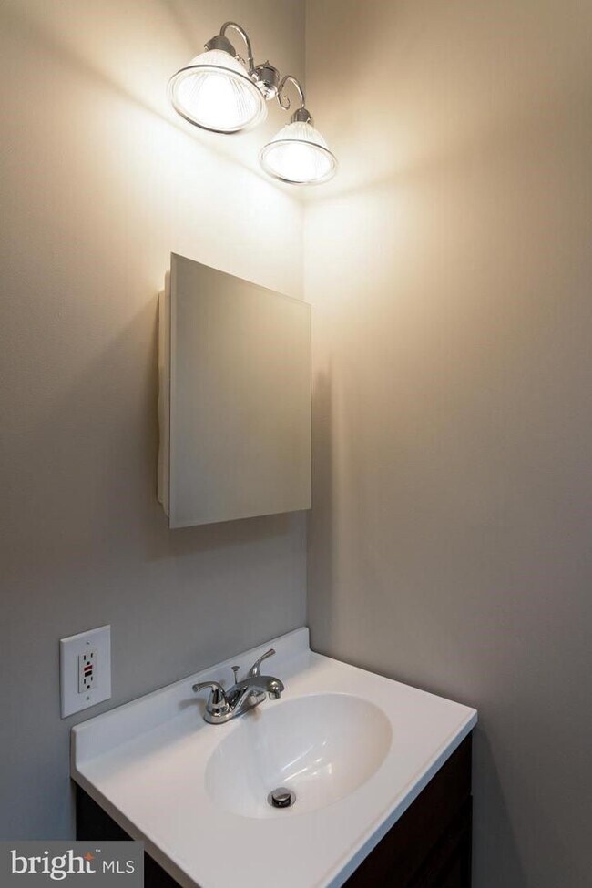 Building Photo - Charming 2 Bedroom/2.5 Bathroom Townhome in Patterson Neighborhood, MD!