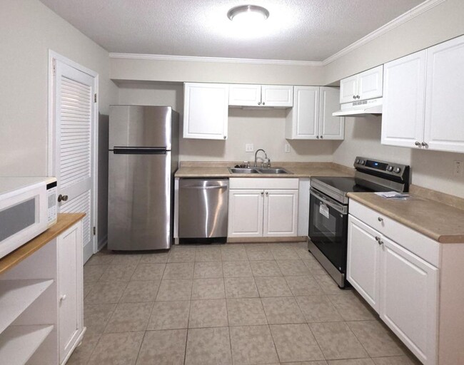 Building Photo - 1002 Willow Dr