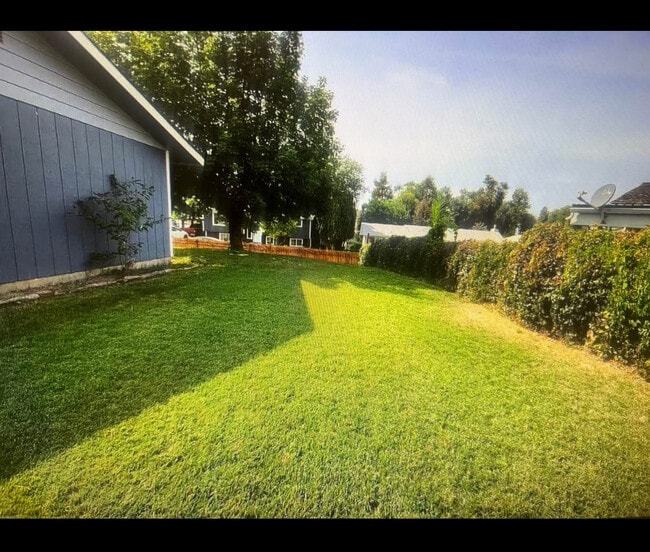 Building Photo - 1103 Carriage Square Dr