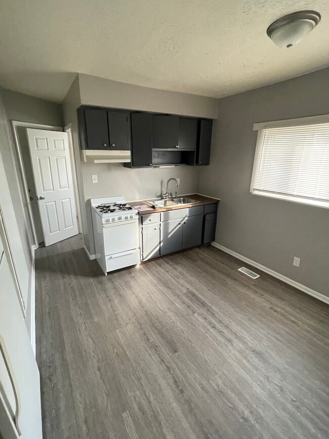 Building Photo - 1944 Shelby St