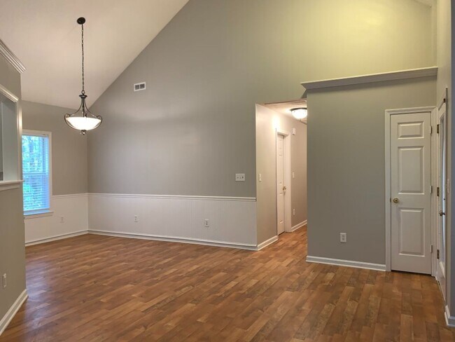 Building Photo - Wow! Northgate district! 3 bed, 2 bath, ra...