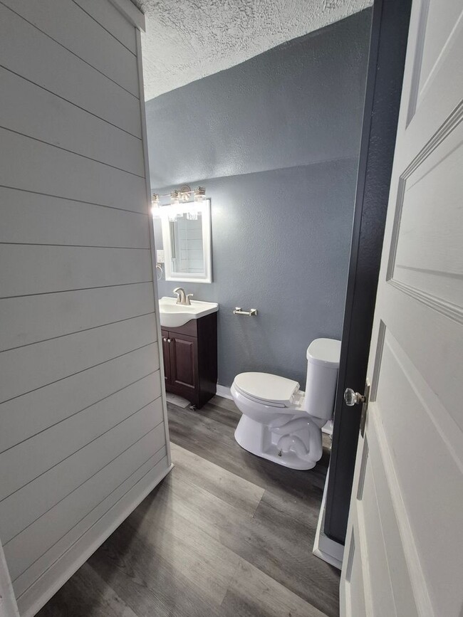 Building Photo - Get this adorable 3-bedroom 2 full bath ho...