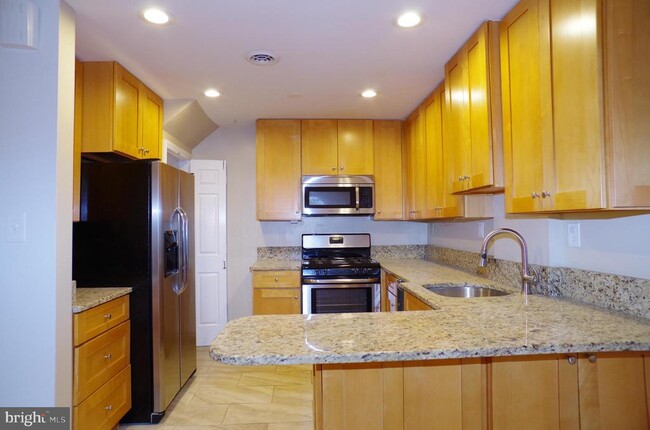 Building Photo - 6956 Westhampton Dr