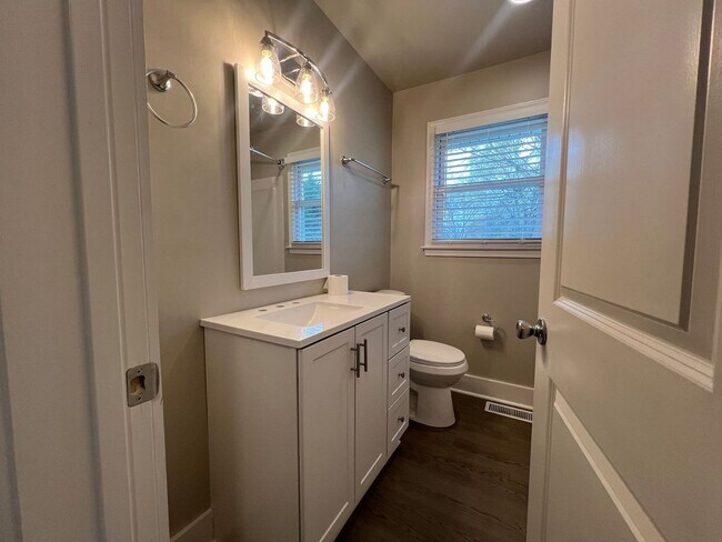 Building Photo - Newly Renovated 3/1 in Greenville!