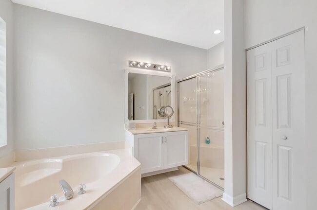 Building Photo - 7566 Pebble Shores Terrace