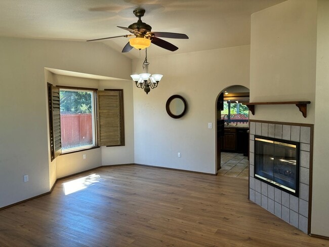 Building Photo - 3233 Jeri Dr NE