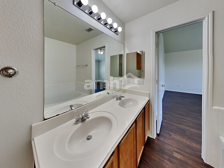 Building Photo - 617 Overton Dr