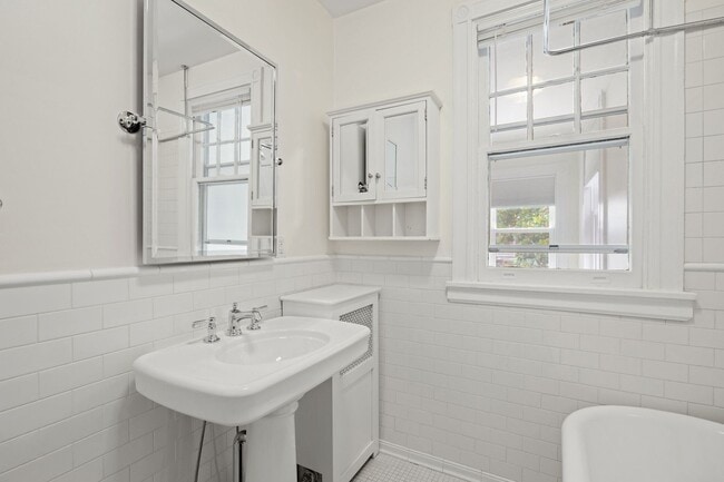 Building Photo - 3 Bedroom Home off of Patterson Ave **Avai...
