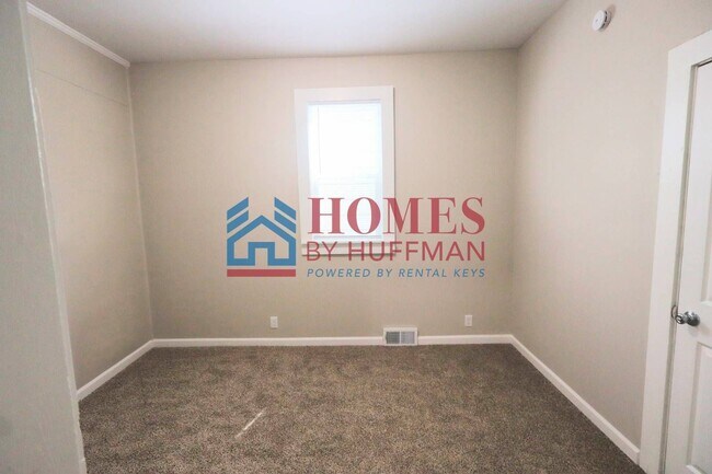 Building Photo - Two Bedroom House