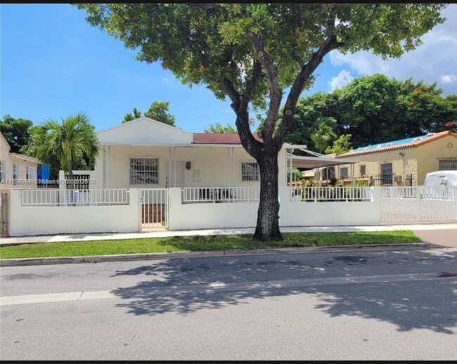 Primary Photo - 2252 SW 10th St