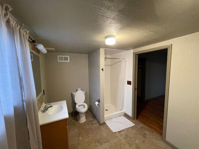 Building Photo - 3 Bedroom 3 Bath Home