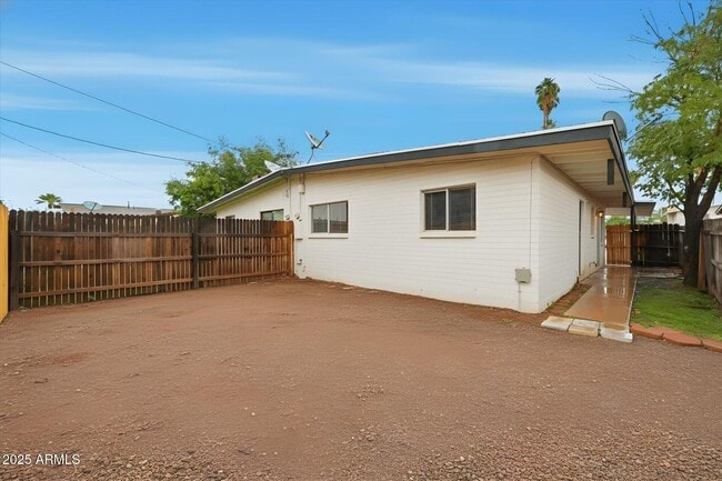 Building Photo - 1102 N April Cir