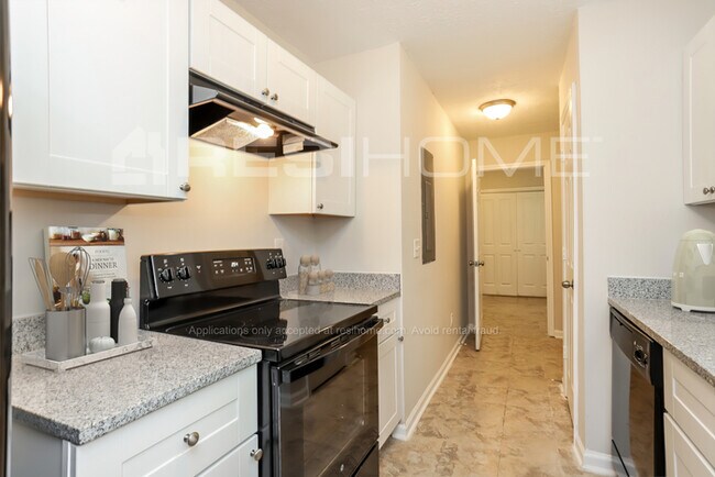 Building Photo - 9245 Club View Trace