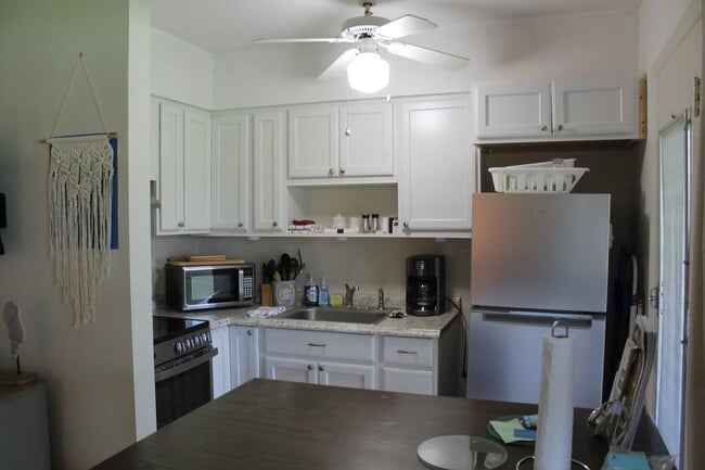 Building Photo - Trendy One Bedroom in Central Island Location - Available April 1-2026