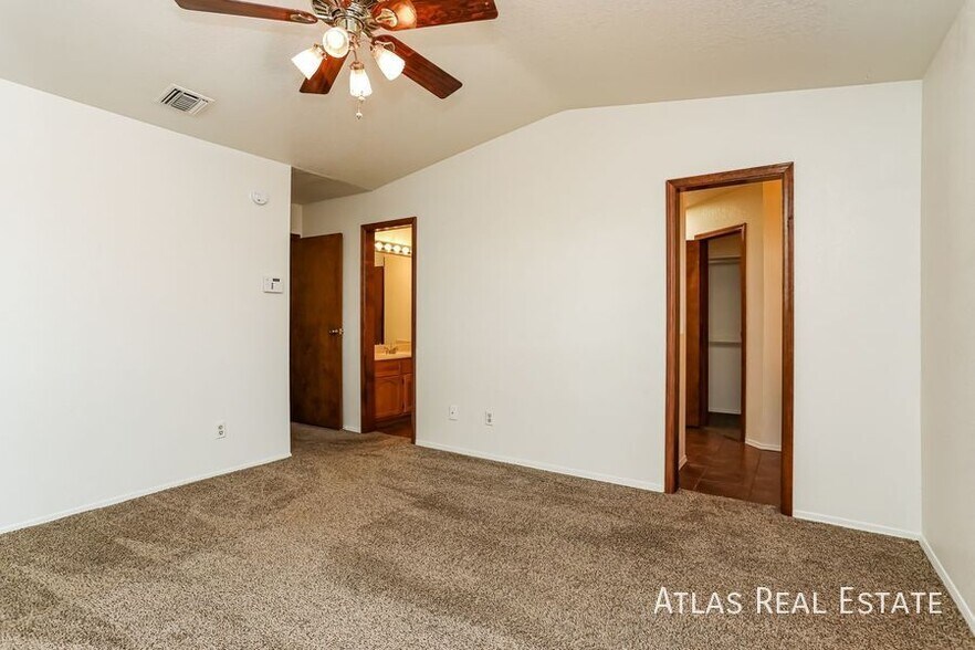 Building Photo - 7648 S Danforth Ave