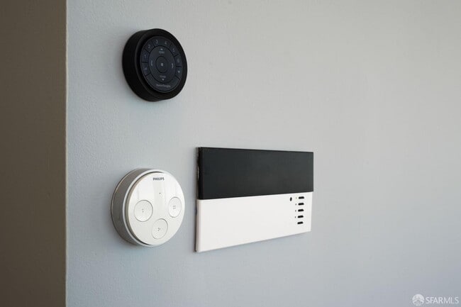 Building Photo - 425 1st St